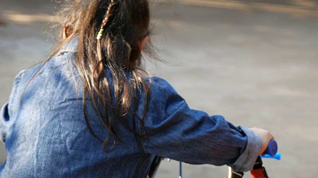 小女孩骑自行车视频素材