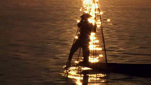 一个渔民划船的剪影视频素材