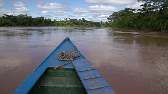 前船POV的亚马逊河，雨林和蓝天视频下载