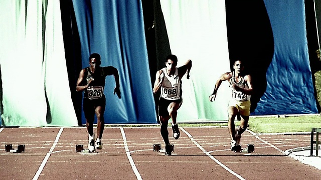 慢镜头广角三名运动员在起跑点开始比赛/向CAM跑视频下载