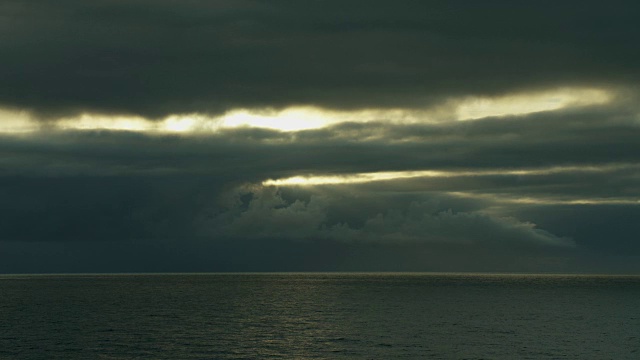 灰色暴风雨的天空在海洋景观视频下载