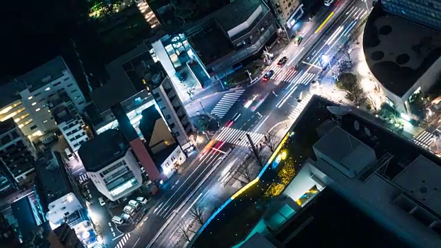 4K吨/升MS HA:日本东京市中心十字路口的顶视图高峰时段交通视频下载