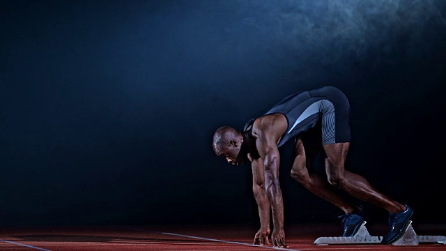 SLO MO TS男性非洲裔美国短跑运动员在黑色雾蒙蒙的背景上开始和跑步视频素材