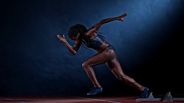 SLO MO TS一名非裔美国女子短跑运动员的侧面镜头视频素材