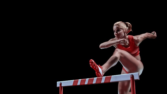 SLO MO LD女子白种人短跑运动员，跳过跨栏视频素材
