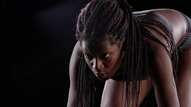 SLO MO非洲裔女子短跑运动员，在起跑位置和起跑视频素材