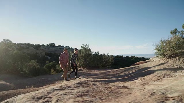 二十多岁的情侣在沙漠里徒步旅行视频素材