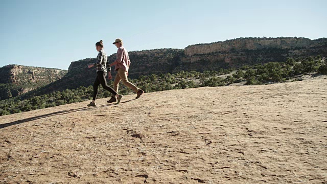 二十多岁的情侣在沙漠里徒步旅行视频素材