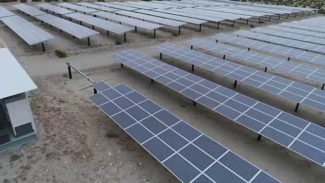 棕榈泉附近的太阳能电池板场视频下载