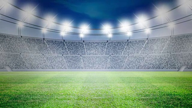足球在明亮的聚光灯下的绿地上视频下载
