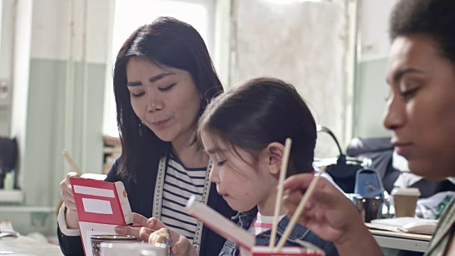 一个女人带着女儿和她的女性朋友一起吃午饭视频下载