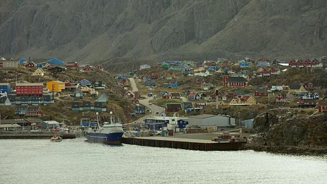 格陵兰山和渔港视频下载