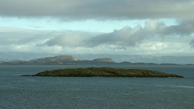 靠近格陵兰海岸的海湾中的一个岛视频下载