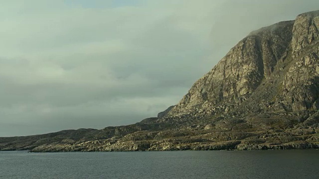格陵兰岛西西缪特附近的岩石海岸视频下载