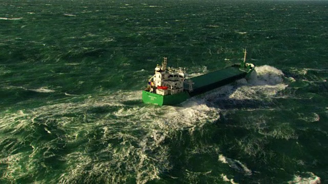 法国，布列塔尼:破浪前行的货船视频下载