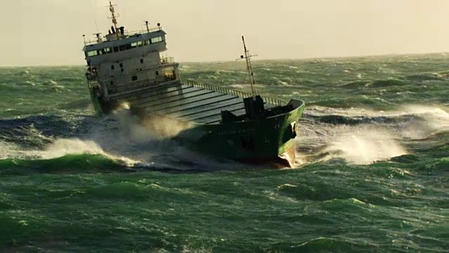 法国，布列塔尼:破浪前行的货船视频下载