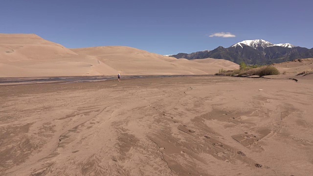 女子徒步迈达诺溪大沙丘国家公园桑格瑞德克里斯托科罗拉多州视频素材