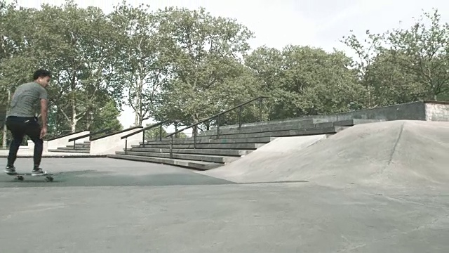 一个滑板者在皇后区法拉盛公园的慢动作拍摄- 4k视频素材