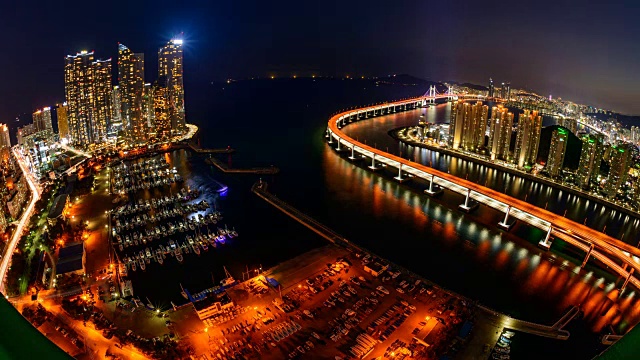 海洋城的摩天大楼和Gwangandaegyo桥的日夜景观(该地区是昂贵和著名的住宅区)视频素材