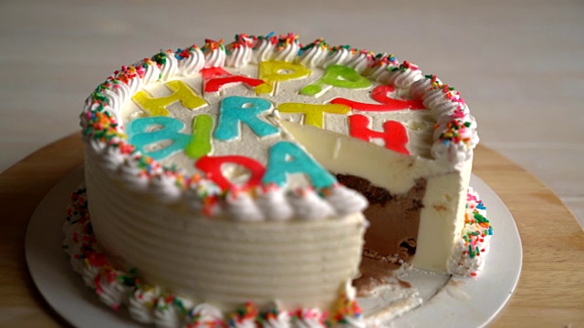 桌上有冰淇淋蛋糕，祝你生日快乐视频素材