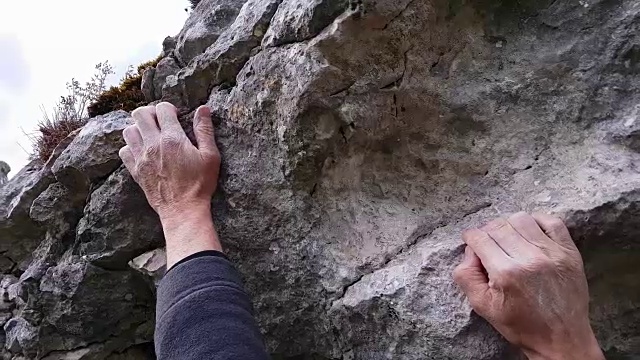 攀岩者抱石悬岩特写视频素材
