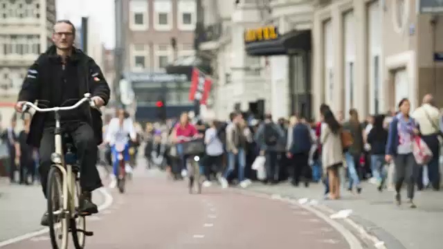 在阿姆斯特丹的自行车通勤者和行人视频素材