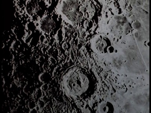 覆盖月球表面的环形山的泛右图。视频下载
