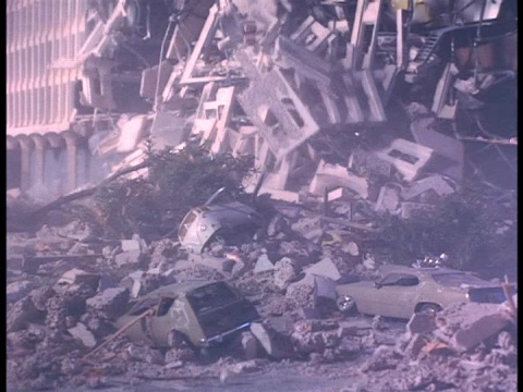 一大块建筑倒塌在地上。视频素材
