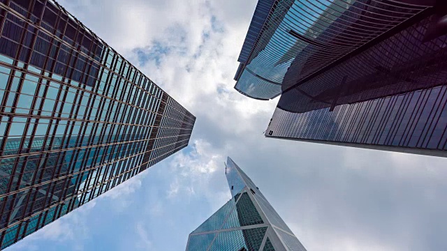 4K时间推移:香港城市的高层摩天大楼的垂直视图。现代城市商务区背景视频素材