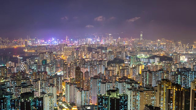 4K时间流逝:香港城市的高层摩天大楼。现代都市夜间商业区背景视频素材
