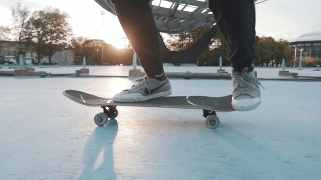 日落时一个滑板者的脚的特写镜头。视频下载