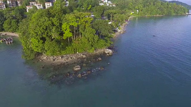 泰国巴东海滩附近的普吉岛海岸线上的岩石鸟瞰图视频素材