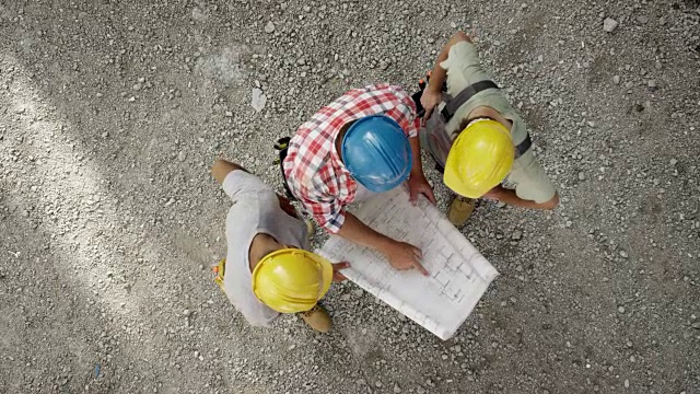 LD三名建筑工人在工地检查图则视频下载