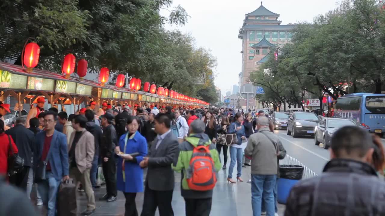 中国北京，人们走在王府井大街上视频下载