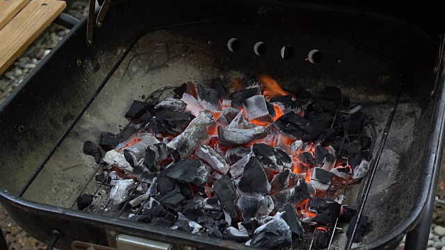 准备烧烤烧烤和燃烧的煤与炉子烤箱，食物和烹饪概念，慢动作高清镜头视频下载