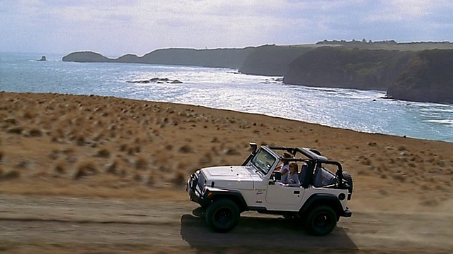 澳大利亚莫宁顿半岛，两名女子驾驶吉普车上山视频素材