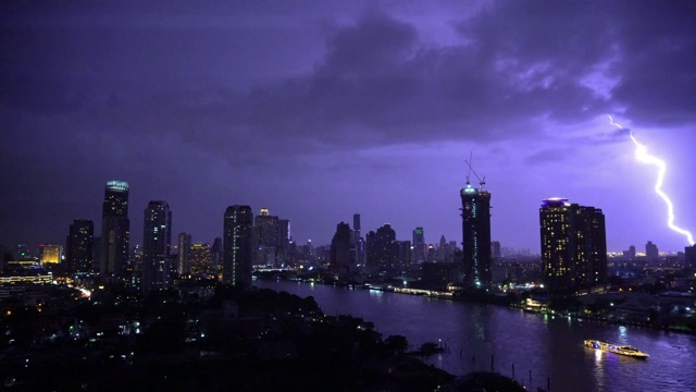 4K视频闪电与雷暴云夜间曼谷城市景观河岸，泰国视频下载