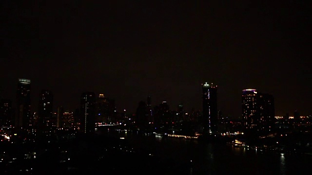 FHD视频与雷暴云夜间曼谷城市景观河边，泰国视频素材