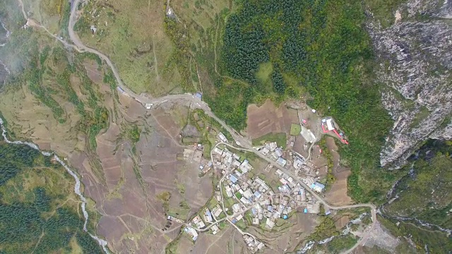 中国甘肃，扎加纳村和山的鸟瞰图视频素材
