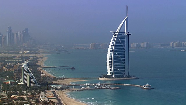 阿拉伯联合酋长国迪拜，空中俯瞰迪拜塔视频下载