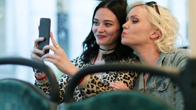女性朋友在伦敦公交车上自拍视频下载