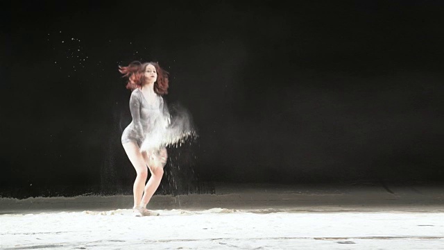 美丽的芭蕾舞演员在用粉末排练舞蹈。快和慢视频素材