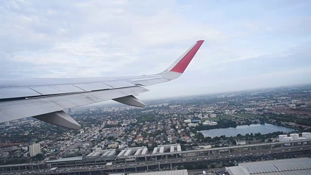 飞机在国际机场起飞视频素材