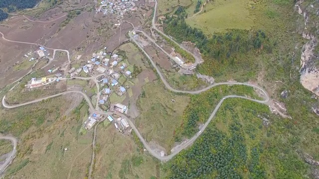 中国甘肃扎加纳蜿蜒山路鸟瞰图视频素材