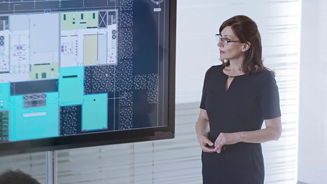 女建筑师在会议室的大屏幕上解释计划细节视频素材