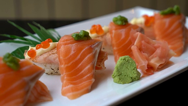 三文鱼寿司卷-日本食物视频素材