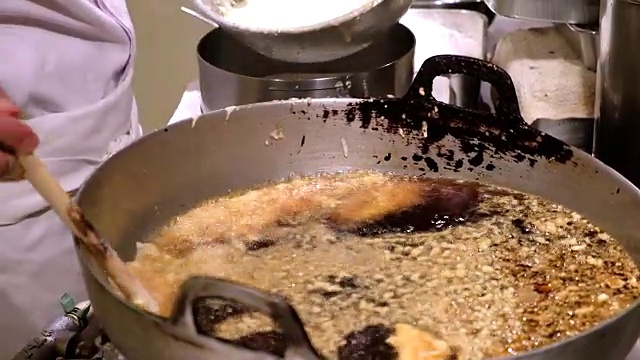 日本东京日式餐厅的天妇罗炸虾视频素材