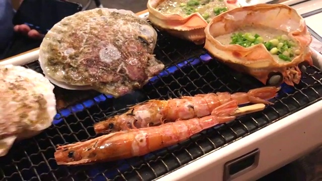 晚餐时的海鲜烧烤，东京，日本视频素材