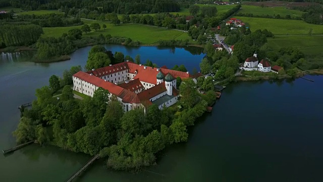 德国巴伐利亚州，上巴伐利亚州，Chiemgau, Seeon修道院，带有St. Walburgis教堂和Old pharmacy House的修道院教堂视频下载