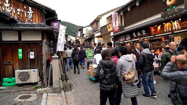 游客们走在清水寺周围的街道上视频素材